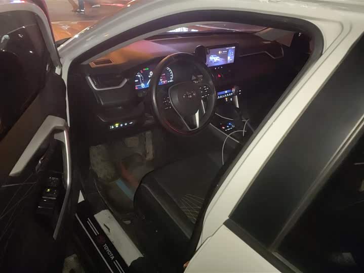 Фото 9 - Toyota RAV4