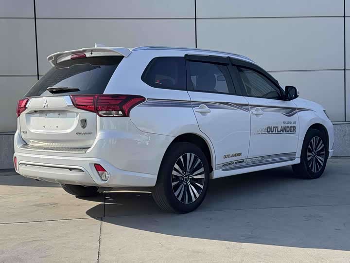 Фото 3 - Mitsubishi Outlander