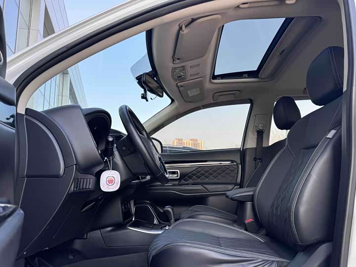 Фото 8 - Mitsubishi Outlander