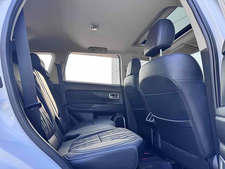 Фото 9 - Mitsubishi Outlander