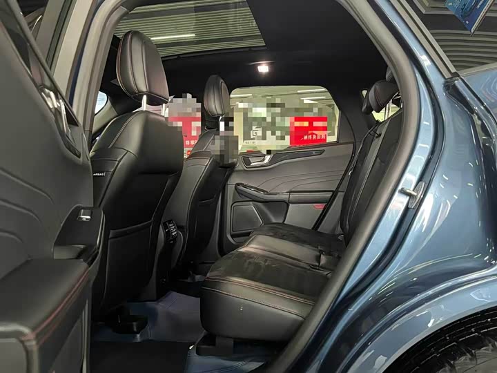 Фото 9 - Ford Escape