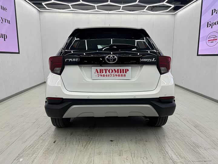 Фото 7 - Toyota Yaris L Hatchback
