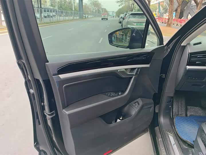 Фото 7 - Volkswagen Touareg R Hybrid