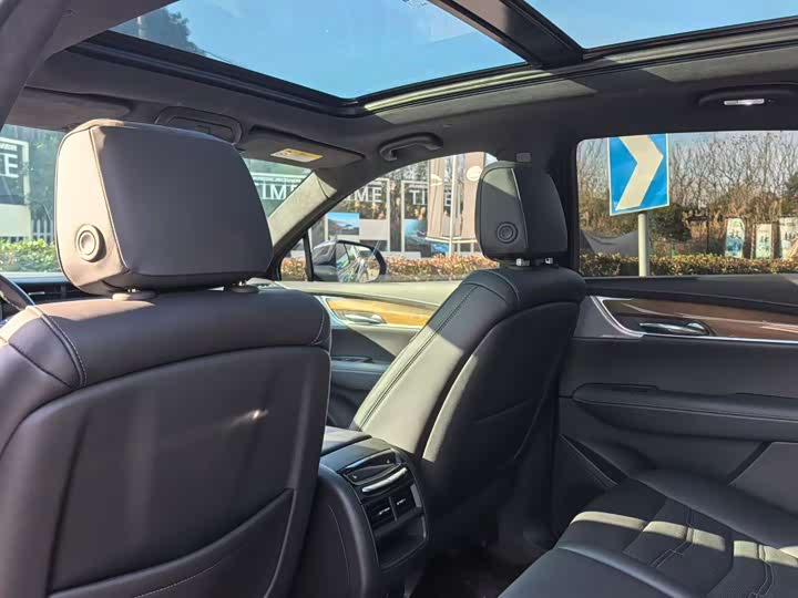 Фото 6 - Cadillac XT5