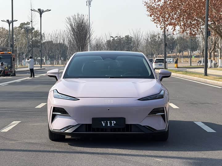 Фото 2 - Geely Galaxy E8