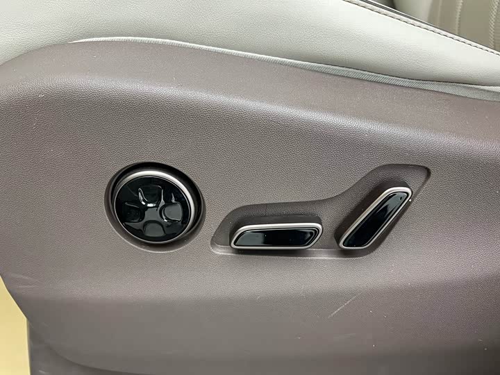 Фото 5 - Denza D9