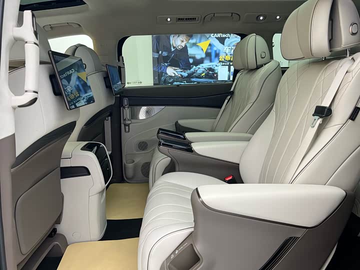 Фото 7 - Denza D9