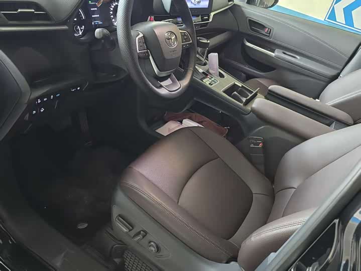 Фото 5 - Toyota Granvia