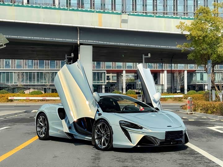 Фото 2 - McLaren Artura