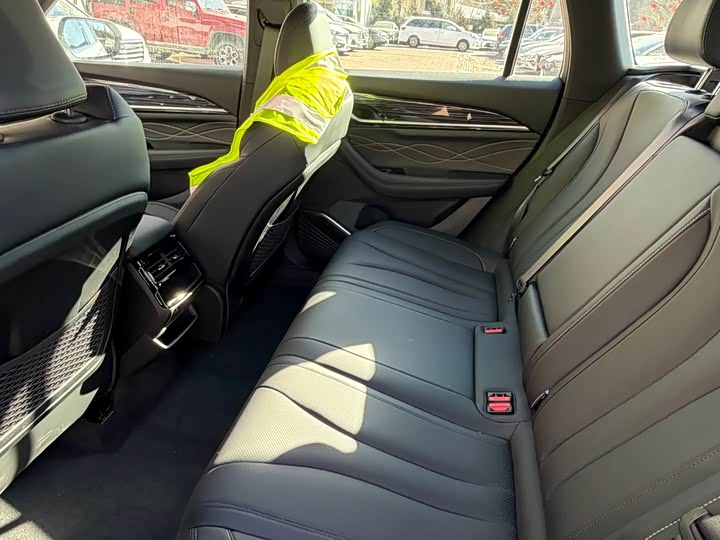 Фото 9 - Geely Monjaro