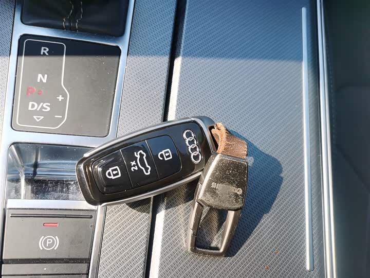 Фото 9 - Audi A7L