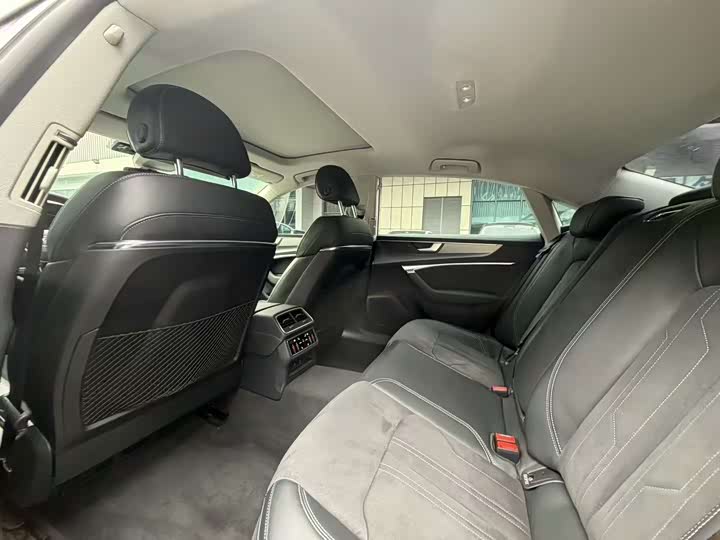 Фото 7 - Audi A7L