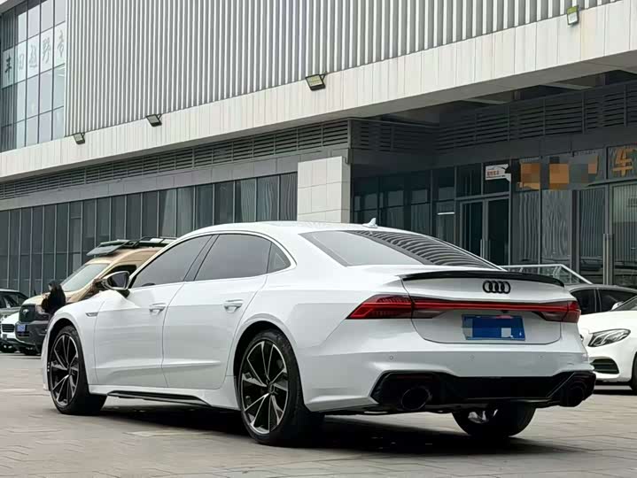 Фото 9 - Audi A7L