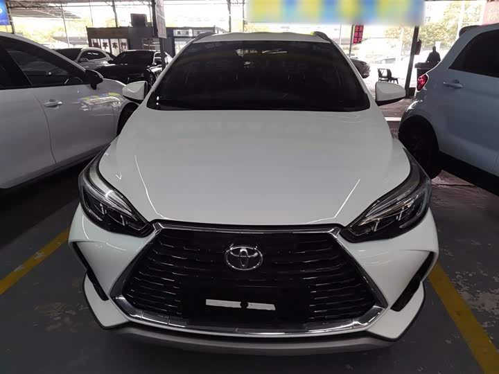 Фото 3 - Toyota Yaris L Hatchback