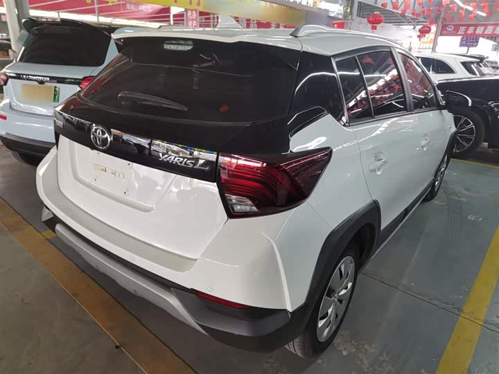 Фото 7 - Toyota Yaris L Hatchback