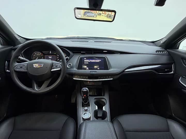 Фото 9 - Cadillac XT4