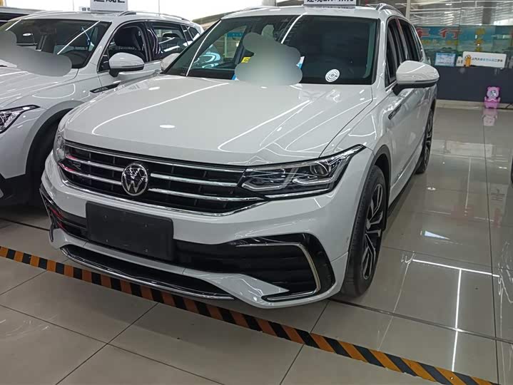 Фото 1 - Volkswagen Tiguan L Pro