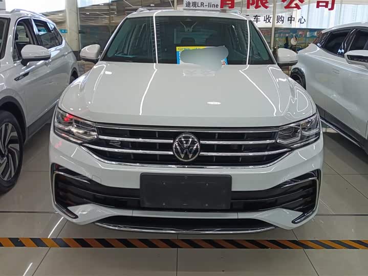 Фото 2 - Volkswagen Tiguan L Pro