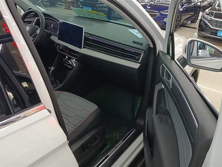 Фото 8 - Volkswagen Tiguan L Pro