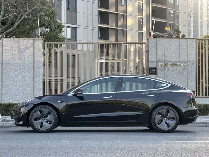Фото 4 - Tesla Model 3