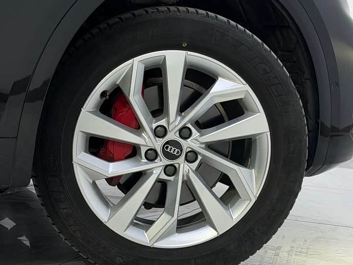 Фото 8 - Audi Q5L