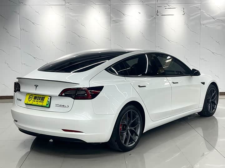 Фото 4 - Tesla Model 3