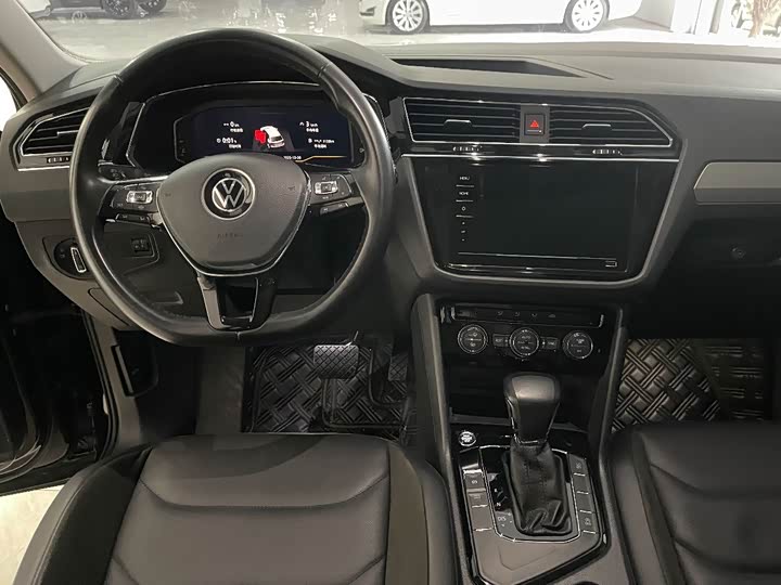 Фото 8 - Volkswagen Tiguan L Pro