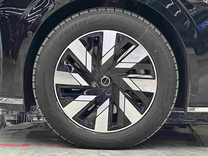 Фото 4 - Volvo EM90