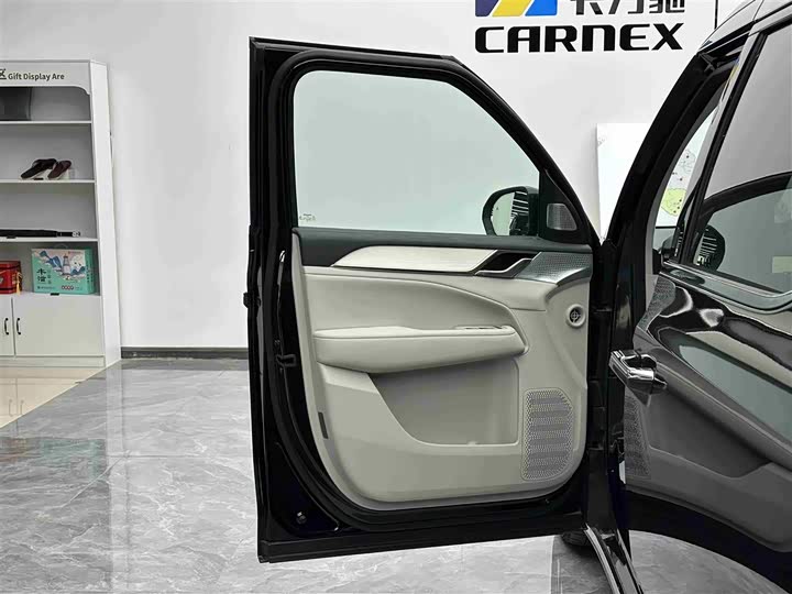 Фото 5 - Volvo EM90