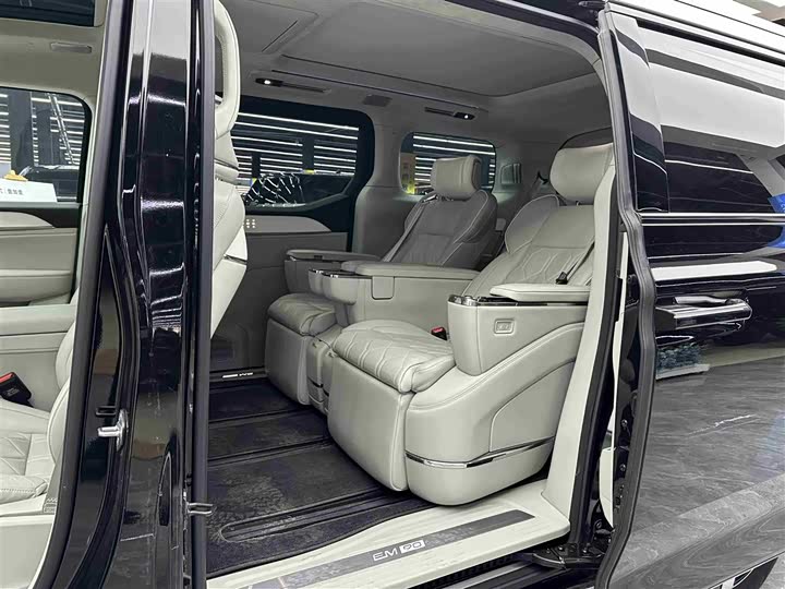 Фото 8 - Volvo EM90