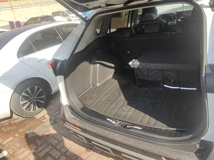 Фото 4 - Toyota RAV4