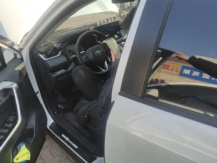 Фото 9 - Toyota RAV4