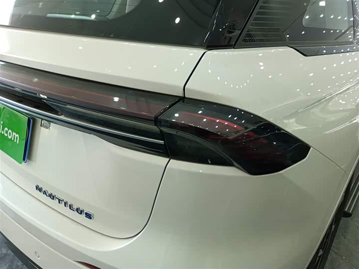 Фото 8 - Lincoln Nautilus