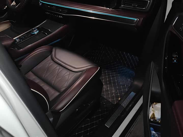 Фото 8 - Ford Explorer