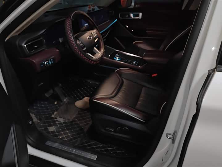 Фото 9 - Ford Explorer