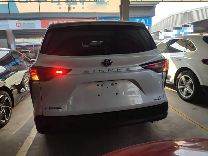 Фото 6 - Toyota Sienna