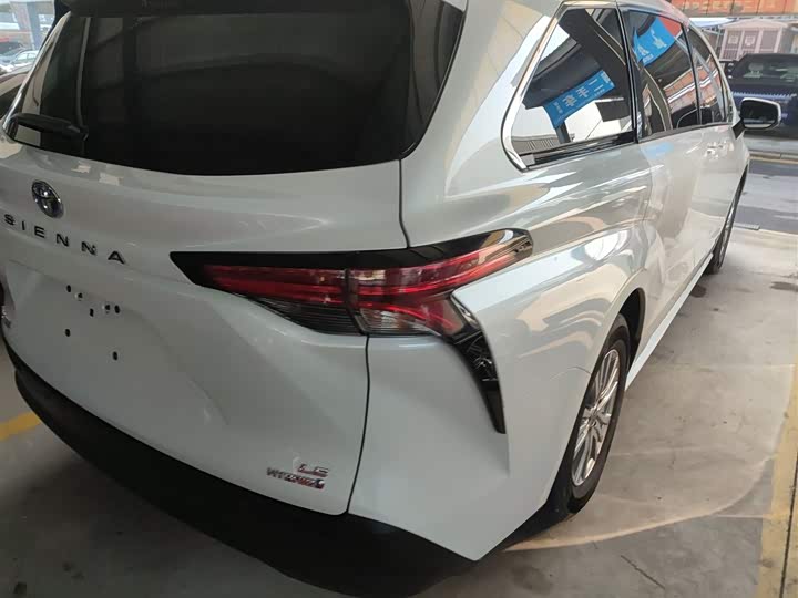 Фото 8 - Toyota Sienna