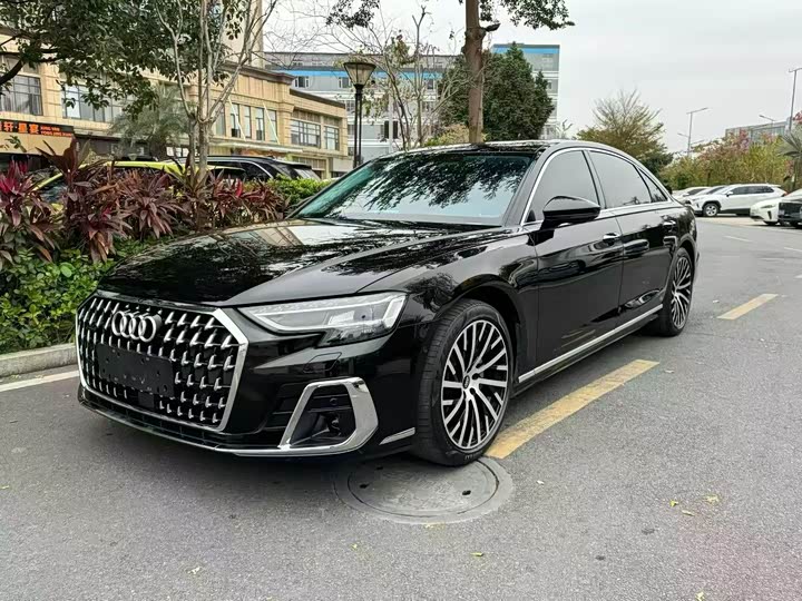 Фото 1 - Audi A8