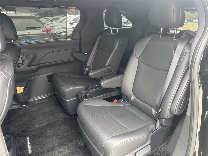 Фото 7 - Toyota Sienna