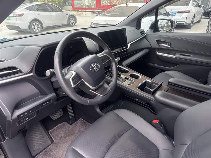 Фото 9 - Toyota Sienna