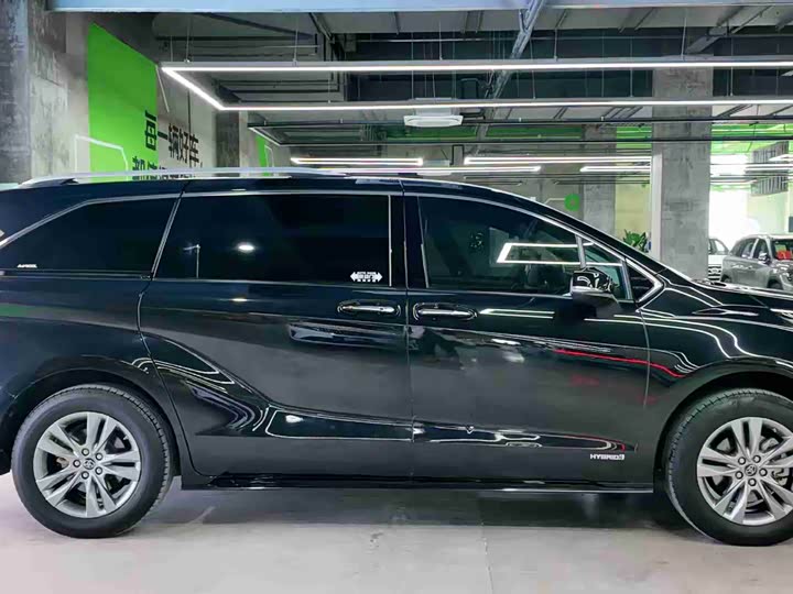 Фото 7 - Toyota Sienna