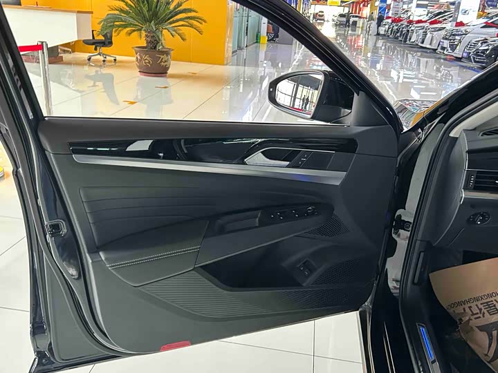 Фото 7 - Volkswagen Passat Hybrid