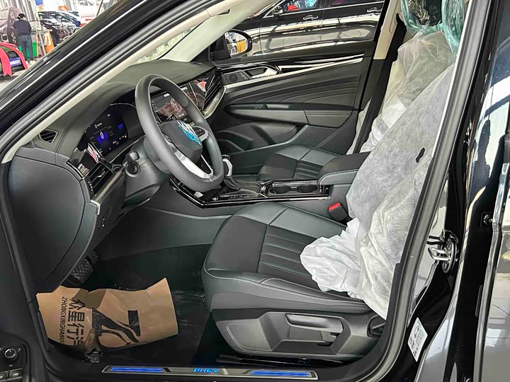 Фото 8 - Volkswagen Passat Hybrid