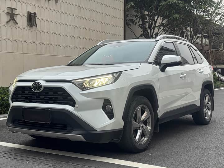 Фото 1 - Toyota RAV4