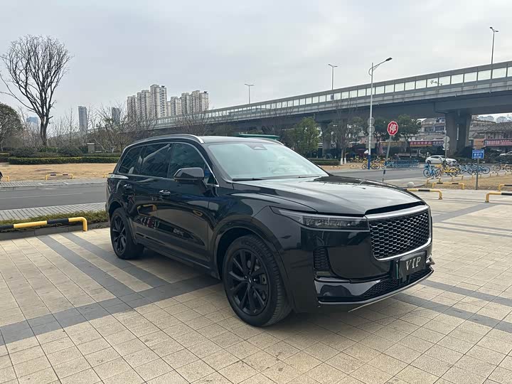 Фото 2 - LiXiang One