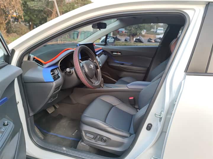 Фото 4 - Toyota C-HR