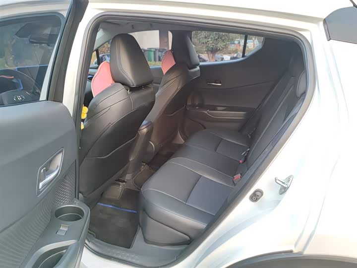 Фото 5 - Toyota C-HR