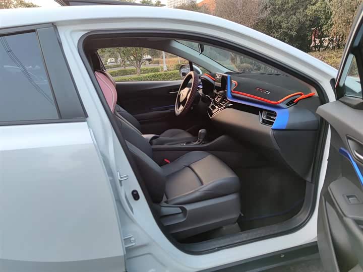 Фото 6 - Toyota C-HR