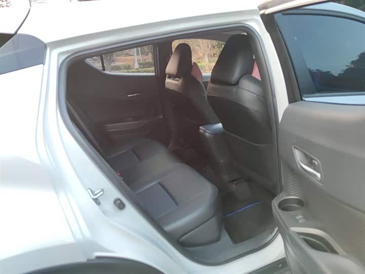 Фото 7 - Toyota C-HR