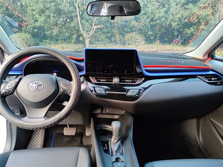 Фото 8 - Toyota C-HR